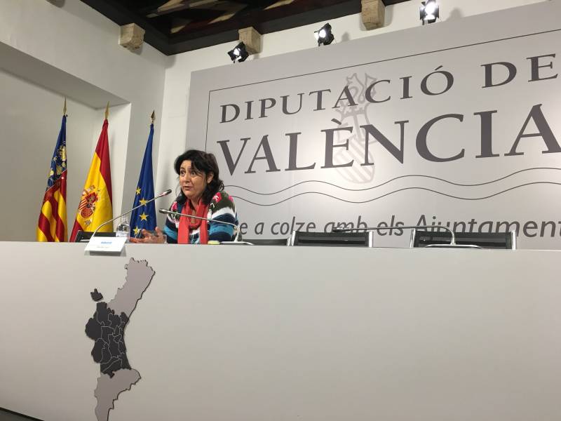 La Diputada en rueda de prensa. // viu valència