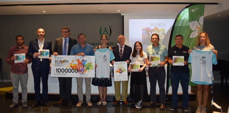 Tomás Trénor, las investigadoras Arantxa  Martínez y Tetiana Melnyk, y Pau Pérez Rico junto a algunos de los colaboradores de Valencia contra el Cáncer