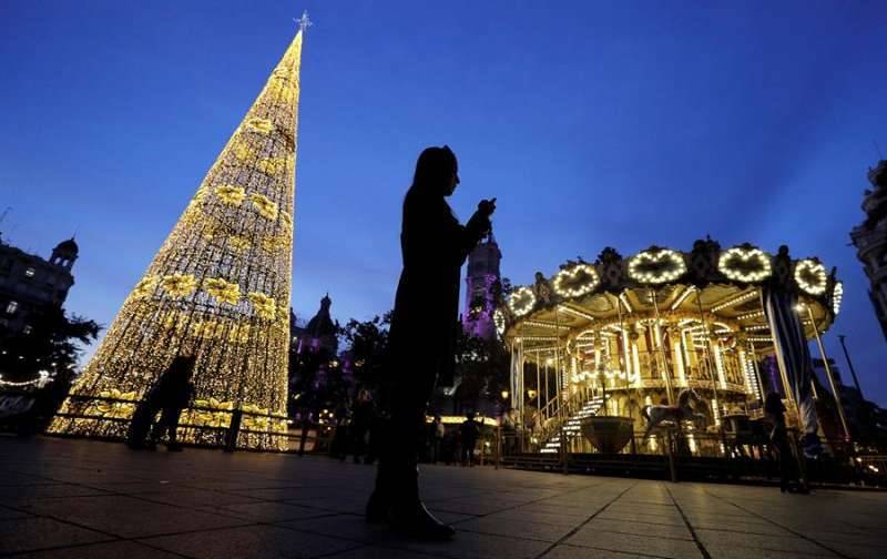 Iluminación navideña en la plaza del Ayuntamiento de València. EPDA