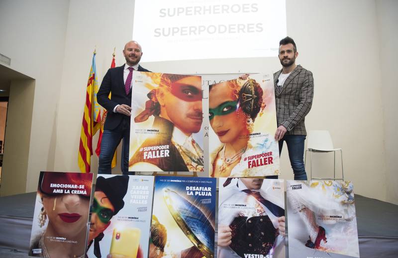 Toni Gaspar y Javier Valiente con los carteles de la campaña