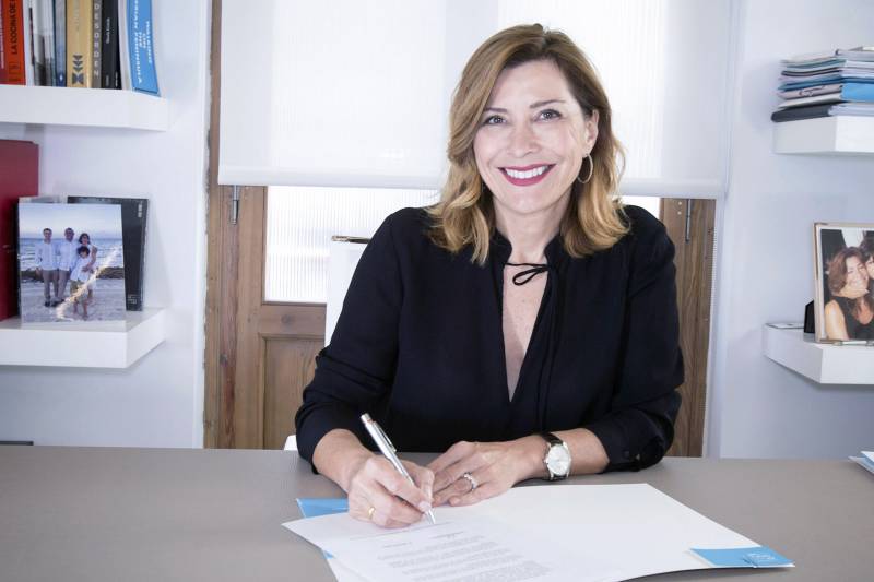 Susana Lloret, vicepreisdenta FPAA, firmando el convenio. EPDA.