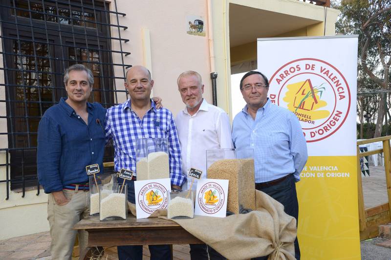 Los representantes de DO Arroz de Valencia junto al presentador Ximo Rovira// Viu València