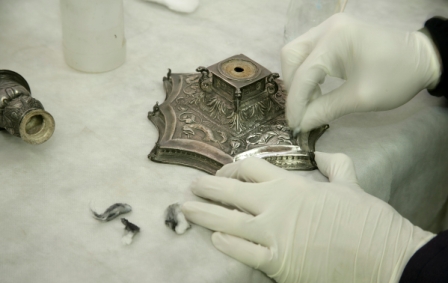 Las piezas, de los siglos XIV al XVIII, se restauran para su exhibición en la próxima muestra. FOTO: EPDA 