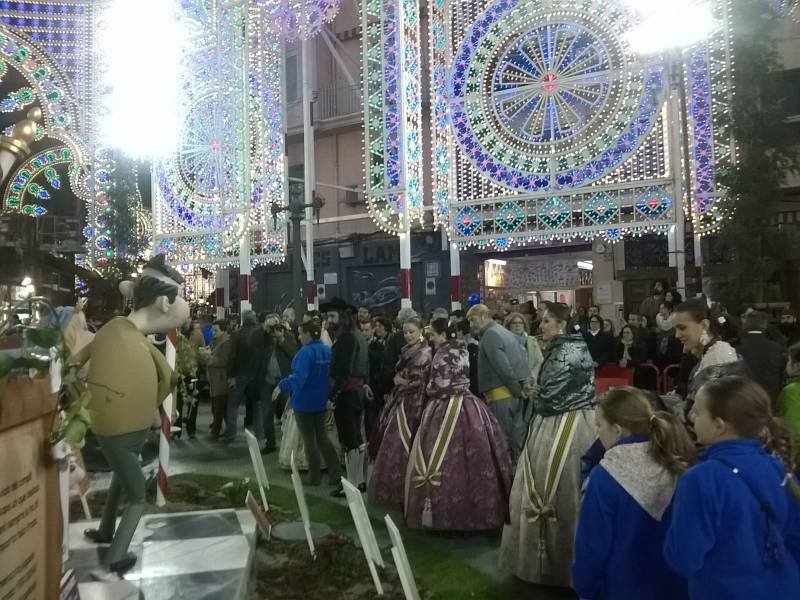 Ambiente de la falla Cuba Literato Azorín. // B. Sambeat