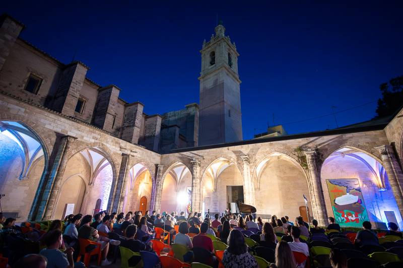Los ganadores del VIPA International Piano Competition 2024 cierran el ciclo de conciertos con un recital en el claustro gótico