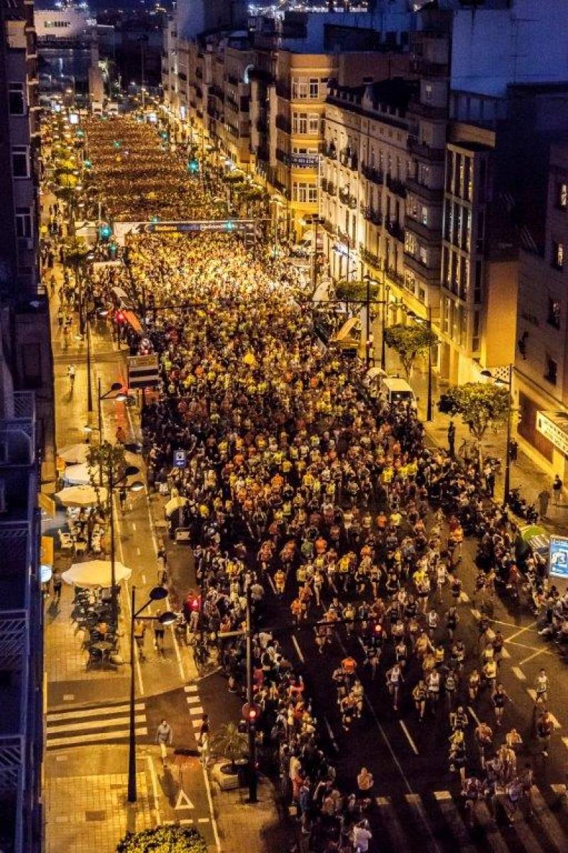 Salida nocturna de otra edición de la carrera popular. //Viu Valencia