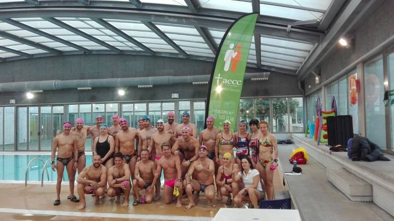Nadadores contra el cáncer infanitl. //VIU VALÈNCIA