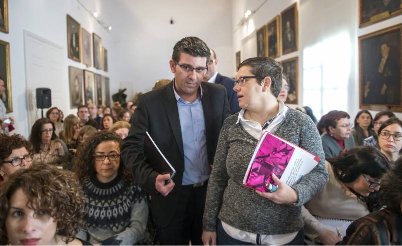 El presidente de la Diputación y la diputada en rueda de prensa. //Viu València