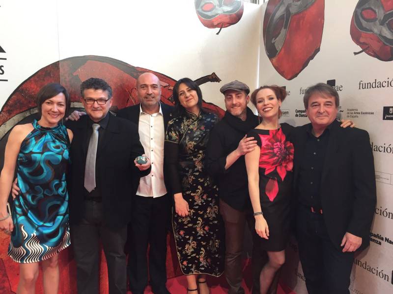 Rosa Pérez y Xavier Ruiz con los ganadores. //dival