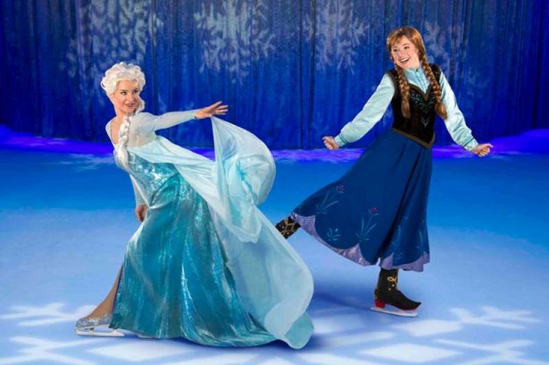 Elsa y Ana patinando durante el espectáculo Disney on Ice 