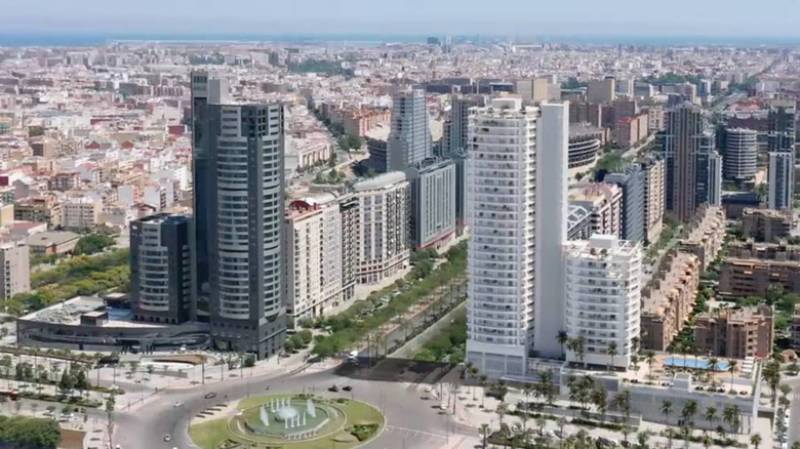 Avenida Cortes Valencianas,con el próximo rascacielos de la ciudad. EPDA