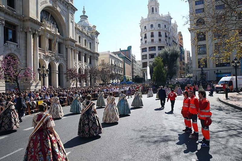 Voluntarios durante la ofrenda de las falleras. //viu valencia