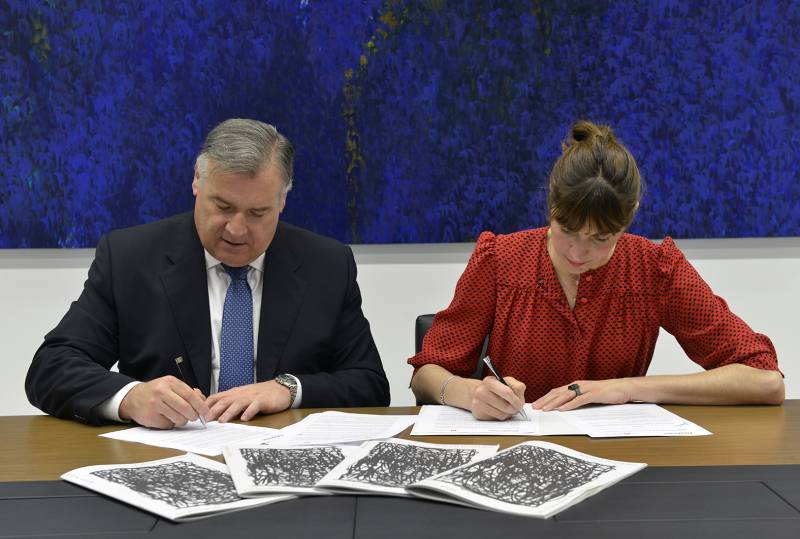 Firma del convenio. // epda
