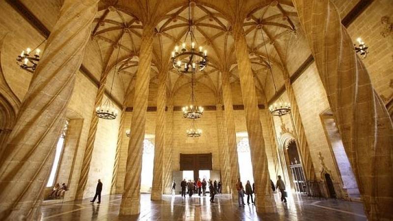 Interior de la lonja de Valencia. // viu valencia