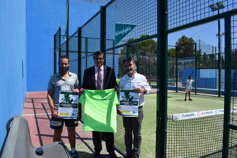 Bernardo Bonet, gerente de la Federación de Padel de la Comunidad Valenciana, y Pau Pérez Rico, director regional de Comunicación y Relaciones Institucionales de El Corte Inglés, junto a Toni Sanchís en representación del Club