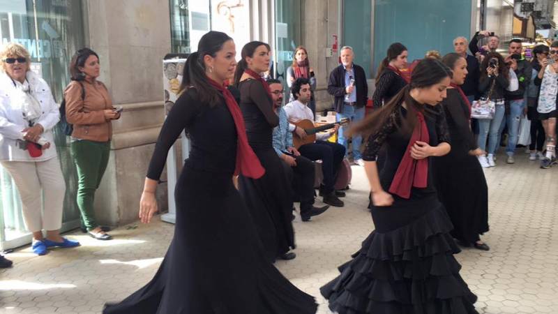 Numerosos estudiantes de danza han llenado el mercado de movimientos armónicos//Viu València