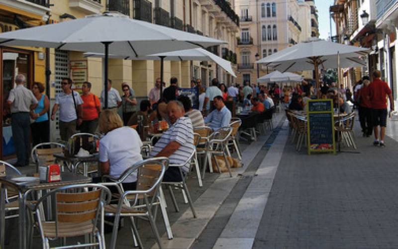 Gran afluencia de turistas en una calle de Valencia. //viu valencia