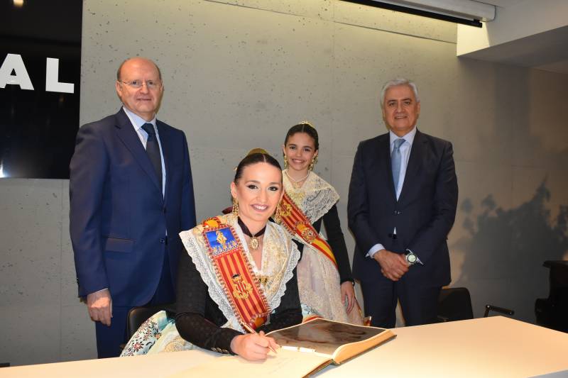 Laura Mengó firmando en el libro de honor.