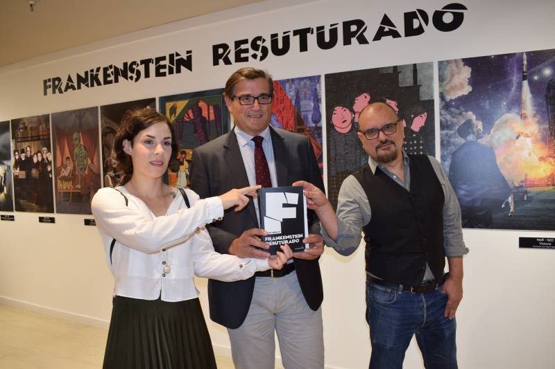 Los ilustradores valencianos Juan Miguel Aguilera y Raquel Aparicio, participantes de este proyecto, junto a Pau Pérez Rico, director regional de Comunicación y Relaciones Institucionales de El Corte Inglés