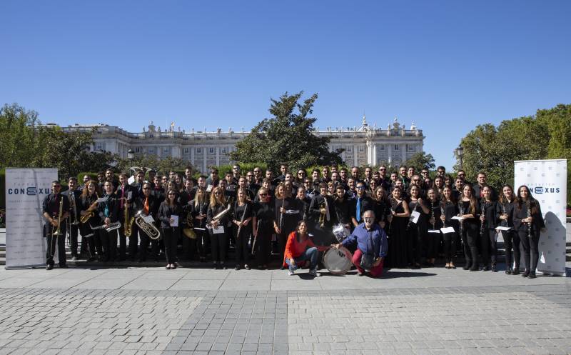 Joven Banda Sinfónica de la FSMCV y la Joven Banda Sinfónica de la FSMCV junto a Pilar Caro (directora Fundación Conexus) y Pedro Rodríguez (presidente de la FSMCV)