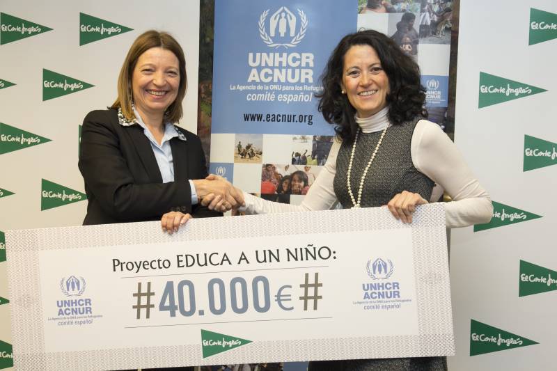 Ester Uriol, Directora de comunicación Corporativa de El Corte Inglés entrega el cheque a Belen Camba, Directora de Proyectos y RRII del Comité español de ACNUR 