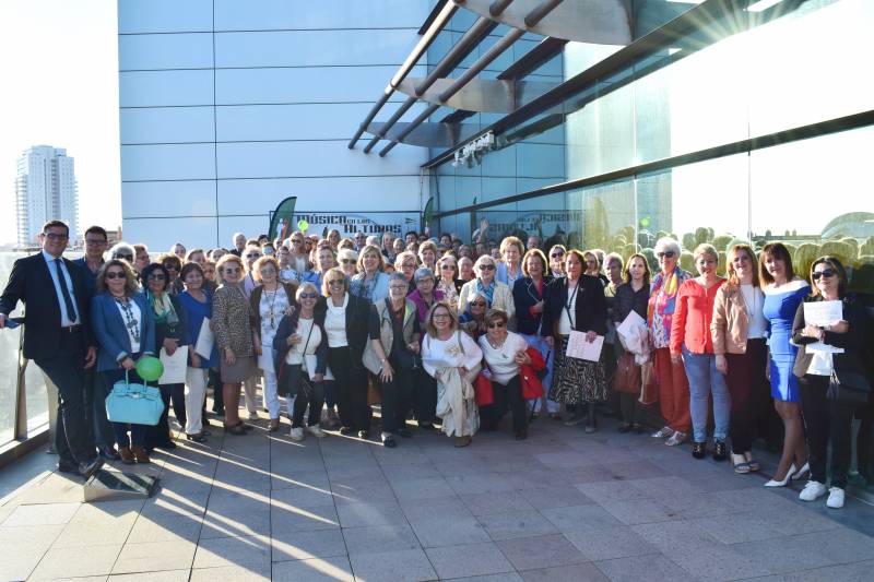 Todos los asistentes a la reunión en la terraza de El Corte Inglés Avenida de Francia