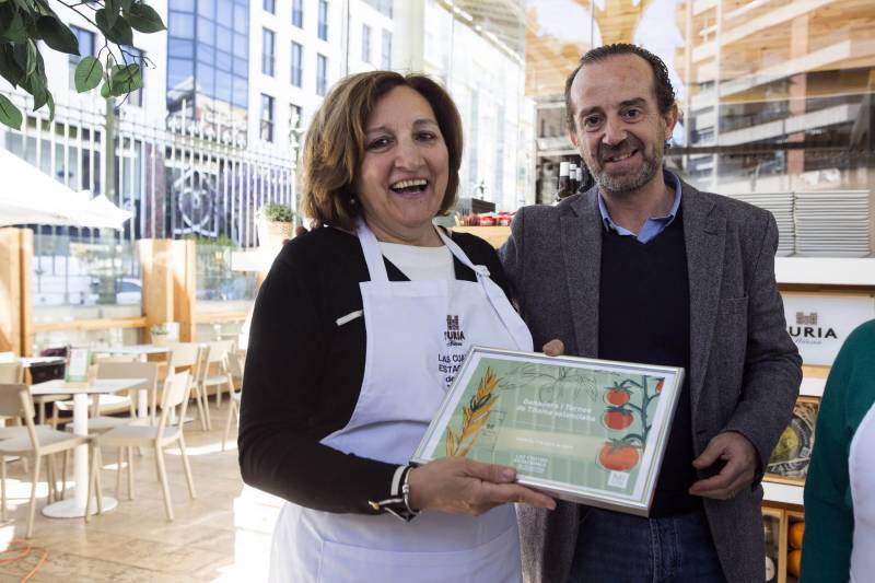 Amparo Cosido, ganadora con el diploma entregado por Paco Valls de Bierwinkel