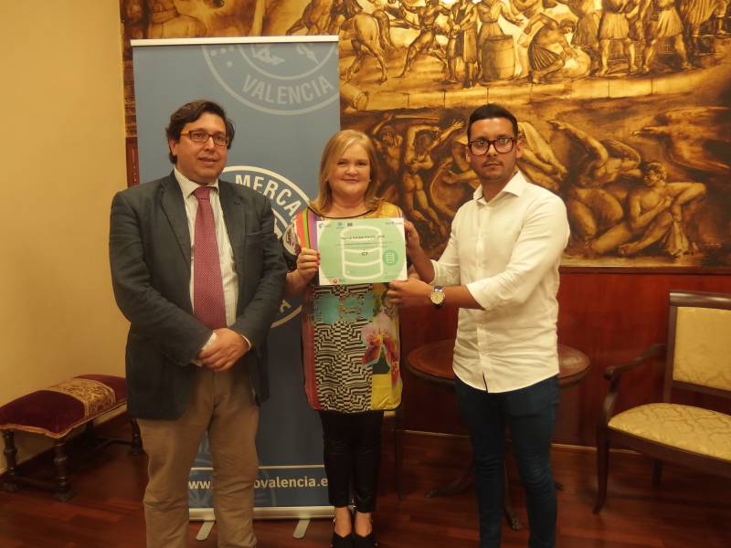 La presidenta del Ateneo, Carmen de Rosa con el ganador del proyecto elegido en la pasada edición