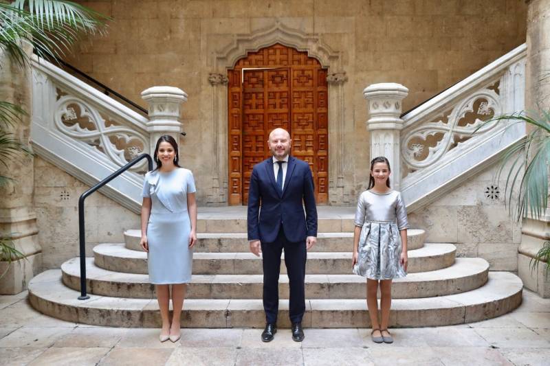 El president de la corporació provincial, Toni Gaspar, acompanya a Carmen Martín i Nerea López en el seu recorregut.