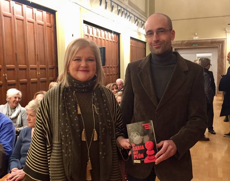 La presidenta del Ateneo con el ganador del I Premio Nacional de Novela del Ateneo, Jerónimo García Tomás
