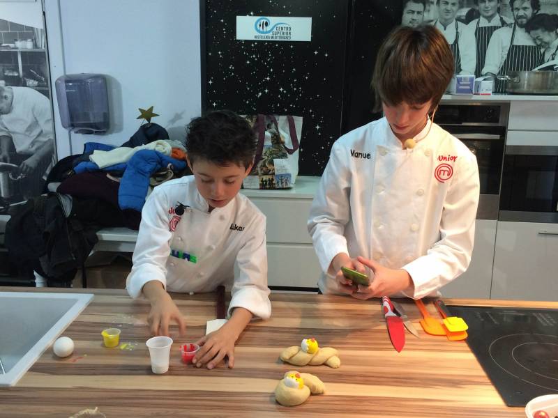 Manuel y Likas les enseñaron a preparar monas entre otras recetas// Viu València.