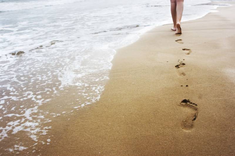 Una persona paseando por la playa. EPDA