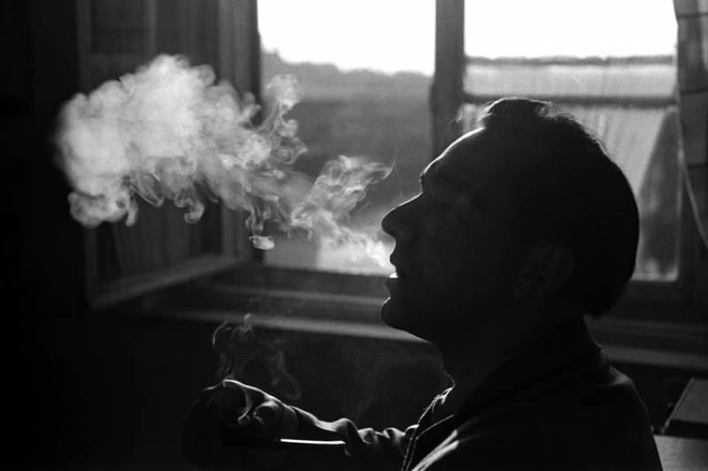 Un hombre fumando en casa. EPDA