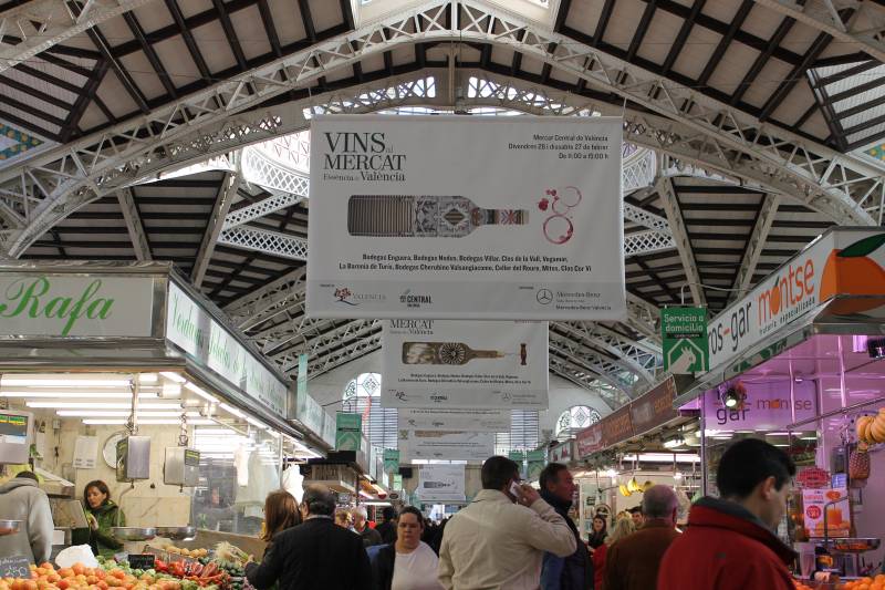 El Mercado Central ya ha colocado pancartas con las imágenes de las variedades que se podrán degustar//E.C.