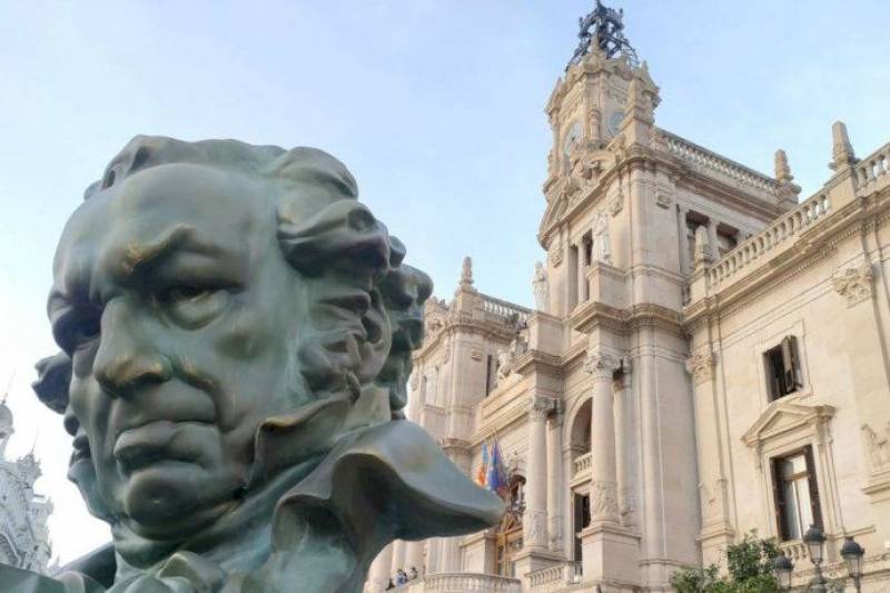 Estàtua dels Goya 2022 a la plaça de l