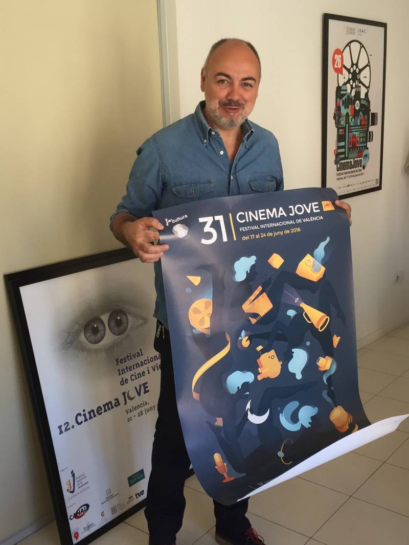 Rafael Maluenda en su despacho de Valencia presentando el festival de Cinema Jove. // B.Sambeat