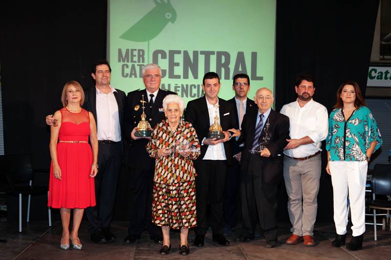 Imagen de todos los premiados en la XXI edición de los Premios Cotorra del Mercat//Viu València