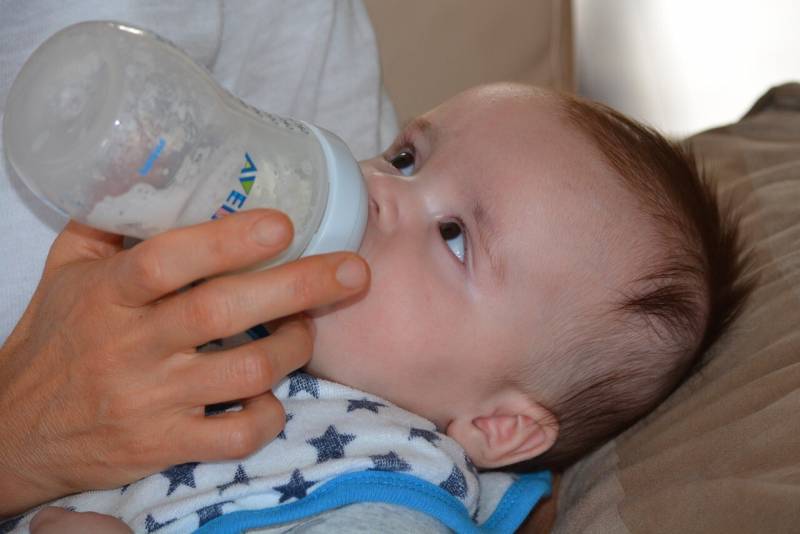 Imagen de un bebé recibiendo un biberón.