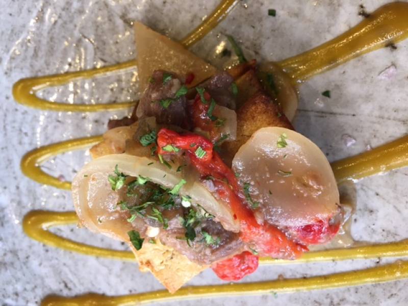 El colmado de la Lola ofrece tortilla de confit de cerdo ibérico con escalibada//Viu València