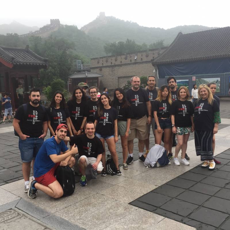 El grupo de estudiantes en la visita a la Gran Muralla
