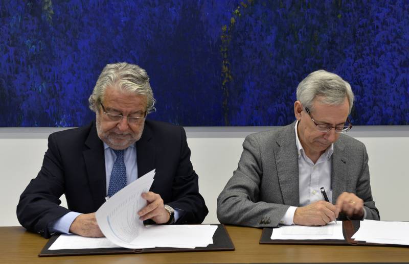 Firma del convenio en la Fundación Bancaja. //Viu València