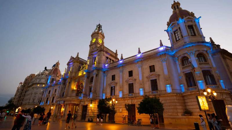 La Casa Consistorial, il·luminada amb els colors de la bandera de la UE. FEMP

