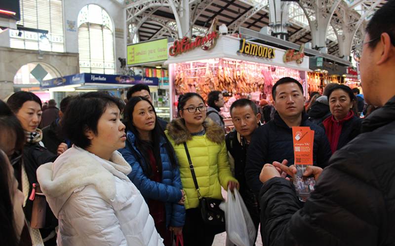 Turistas asiáticos en el Mercado Central de València