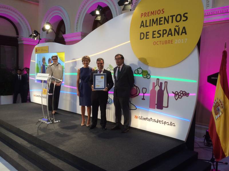 Tahiche Lacomba, director general de Frescamar Alimentación, recoge el Premio Alimentos de España de manos de la ministra_MAPAMA