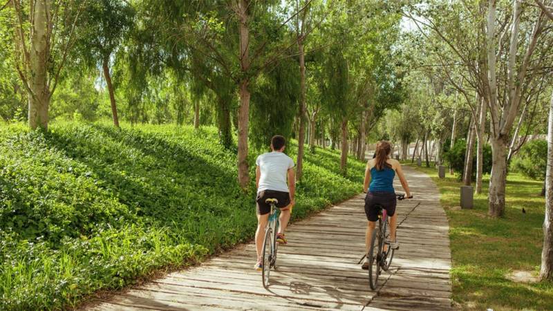 Paseando en bicicleta por el Túria. EPDA.