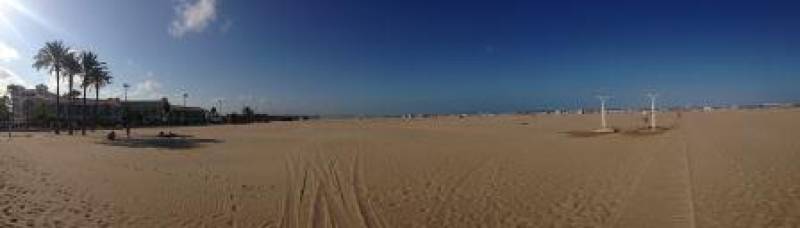 Imagen panorámica de la playa de Las Arenas, desde el mar hasta el hotel. FOTO P. V.