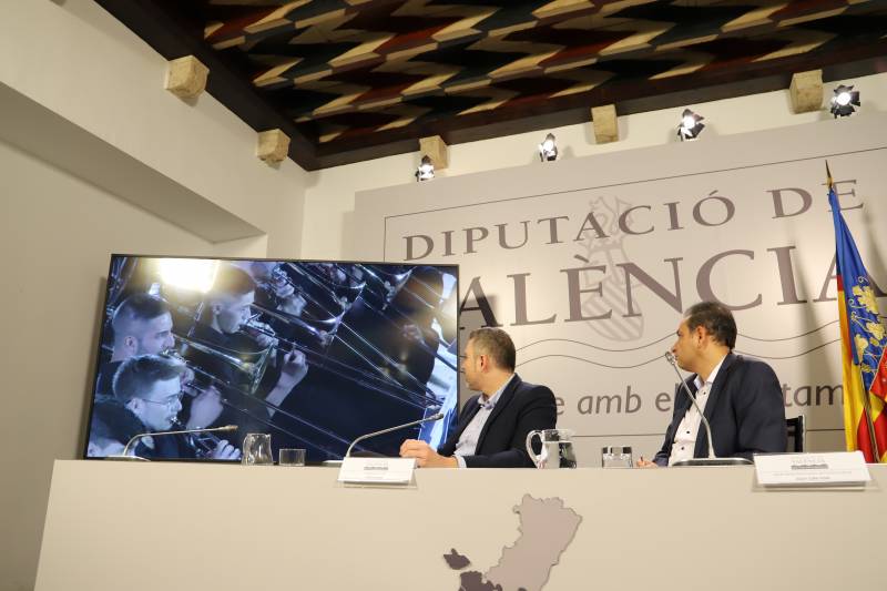 Jordi Mayor y Josep Vidal miran el vídeo sobre Bandas de Música