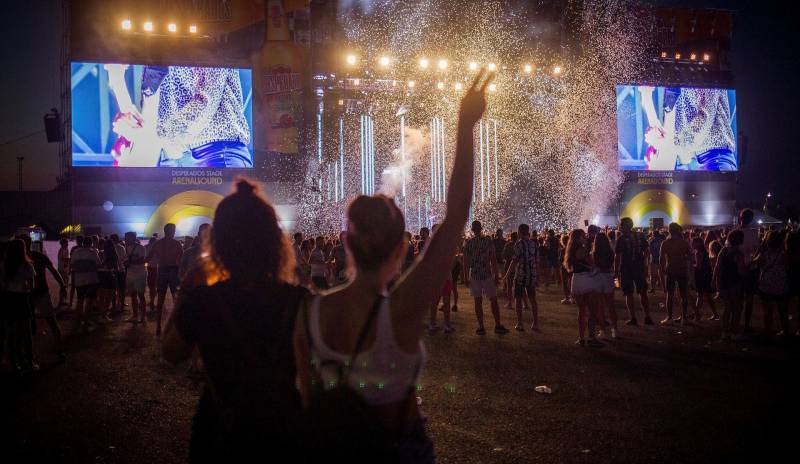 Dos jóvenes celebrando el festival. EPDA.