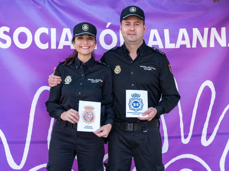 Dos policías nacionales muestran su apoyo. FOTO J. FÉLIX GIMENO