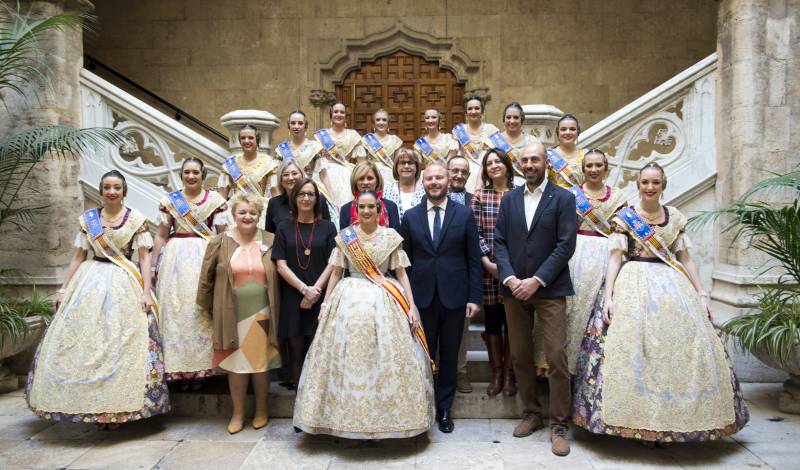 Recepción falleros de la provincia en Diputación. Foto Abulaila Recepción falleros de la provincia en Diputación. Foto Abulaila